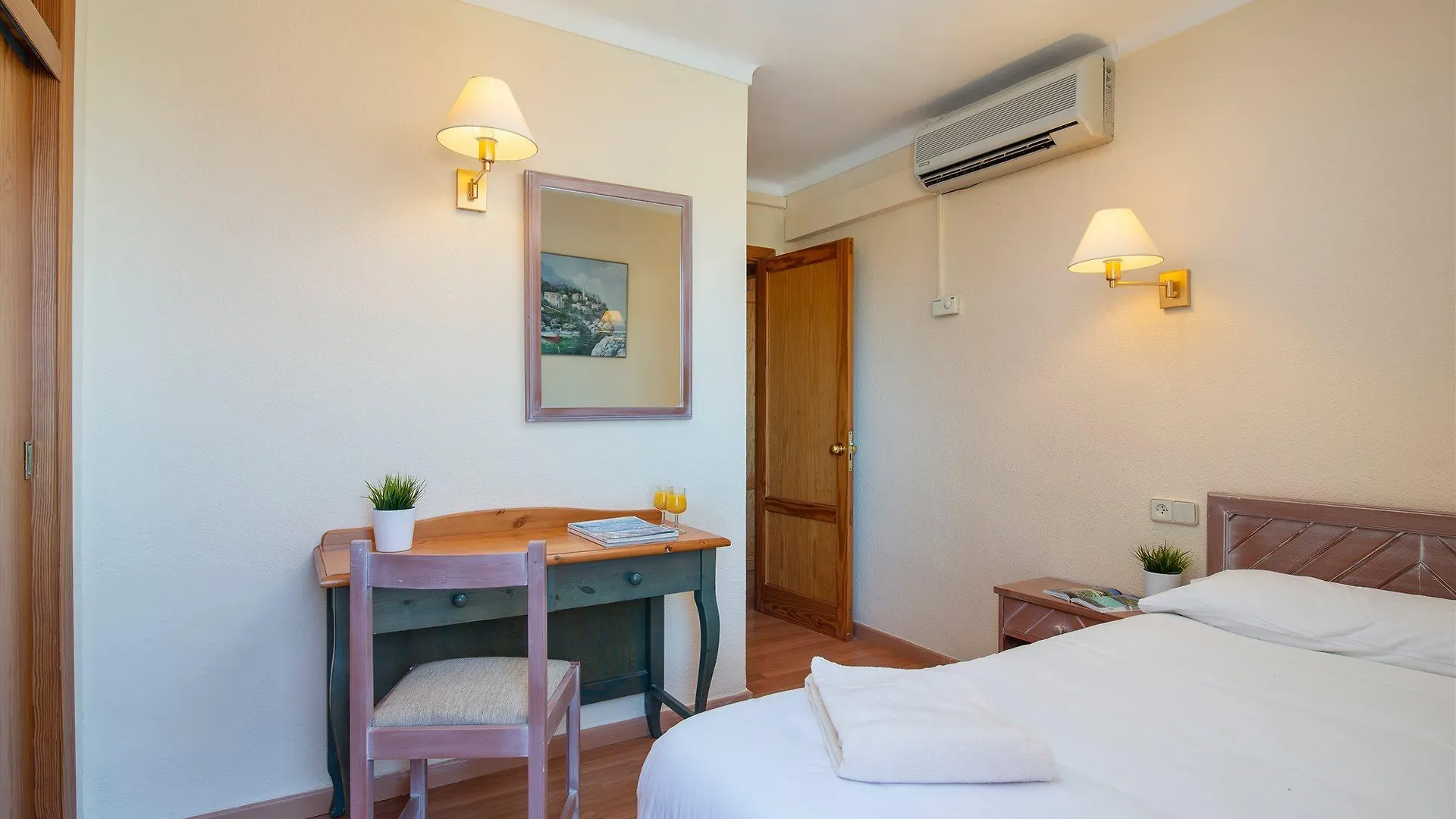 Apartamentos Carlos V Alcudia  0*, Alcudia (Mallorca)