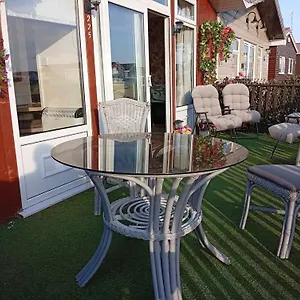Yeolde Woodern Seashak: Country Views & Pet-friendly Coastal Retreat , Bridlington United Kingdom